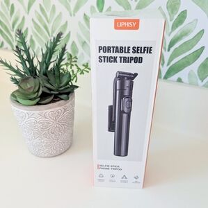 New In Box Selfie Stick in Black With Remote